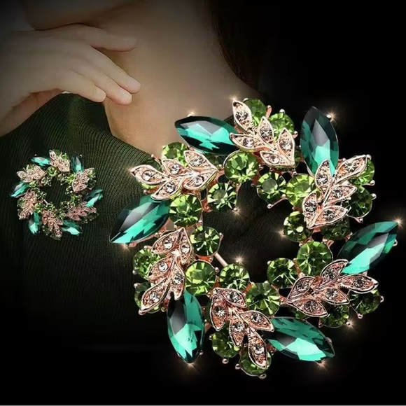 Source Unknown Jewelry - Source Unknown Emerald and Gold Floral Brooch